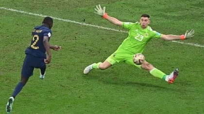 Su “amenaza” al Cuti Romero, la infiltración que pocos saben y cómo estudió a los rivales: los secretos de Dibu Martínez en el Mundial