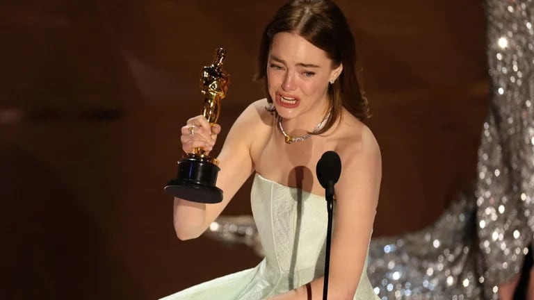 A Emma Stone se le rompió el vestido en medio de la ceremonia de los premios Oscar: “Fue culpa de Ryan Gosling”
